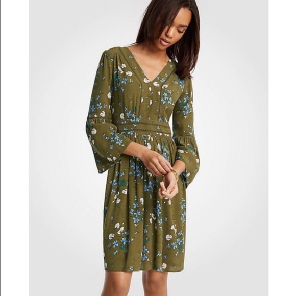 Anne Taylor Green Floral Bell Sleeve Dress Women 14 Lined Fall Eyelet Vneck 0185 - Picture 1 of 9